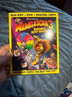 DreamWorks Madagascar 3 Yellow & Multicolor Blu-ray + DVD